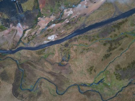 Téléchargez les photos : Vue aérienne d'une rivière dans la vallée de Reykjadalur, Islande. - en image libre de droit