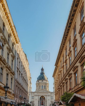Téléchargez les photos : Une verticale de la basilique Saint-Étienne sur la rue Zrinyi à Budapest, Hongrie - en image libre de droit