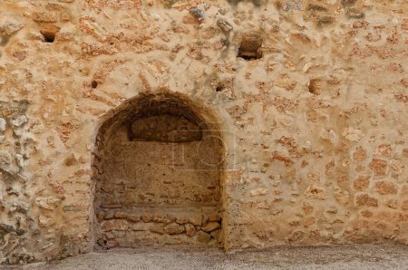 Téléchargez les photos : Un mur de pierre d'un complexe de château avec une petite salle et arche, Espagne, Province de Valence, Ville de Denia - en image libre de droit