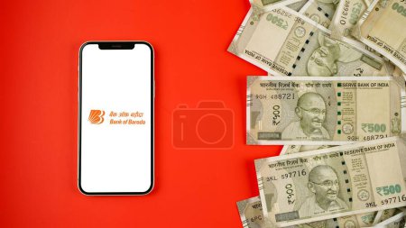 Téléchargez les photos : Banque de Baroda ou BOB sur l'écran du téléphone mobile, sur fond isolé - en image libre de droit