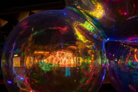 Foto de Un hermoso primer plano de bolas de vidrio de colores en la noche - Imagen libre de derechos