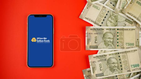 Téléchargez les photos : Banque indienne sur l'écran du téléphone mobile, fond isolé - en image libre de droit