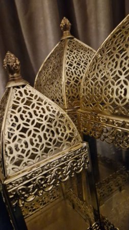 Téléchargez les photos : Un gros plan de lampes marocaines dorées - en image libre de droit