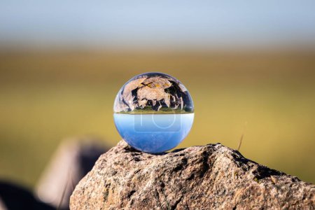 Téléchargez les photos : Une boule de verre reflétant l'environnement et le ciel bleu à Husum, Allemagne - en image libre de droit