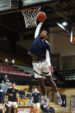 Foto de Un jugador de baloncesto capturado durante Indiana Prep grad fall basketball Hammond Indiana Civic - Imagen libre de derechos