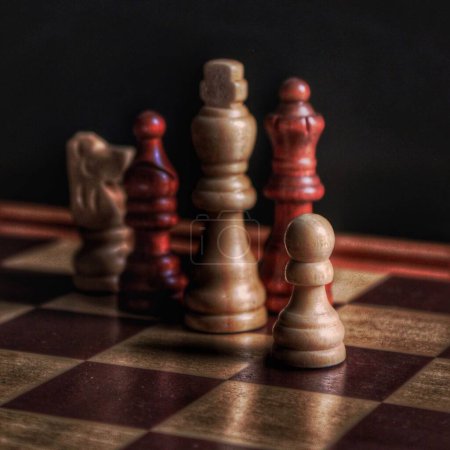 Foto de Un primer plano de las figuras de ajedrez en un tablero - Imagen libre de derechos