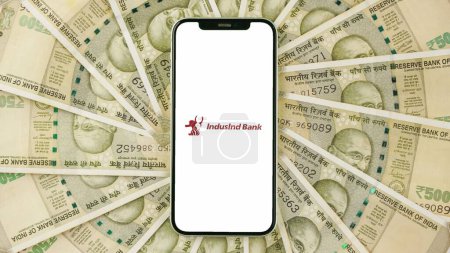 Téléchargez les photos : IndusInd Bank limitée sur l'écran de téléphone mobile, fond isolé - en image libre de droit