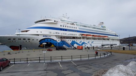 Foto de AIDA coches crucero en puerto embarque - Imagen libre de derechos
