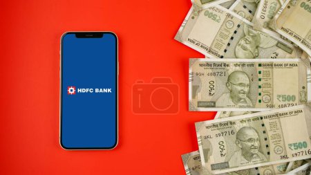 Téléchargez les photos : HDFC Bank sur l'écran de la téléphonie mobile, également connue sous le nom de Housing Development Finance Corporation Limited - en image libre de droit