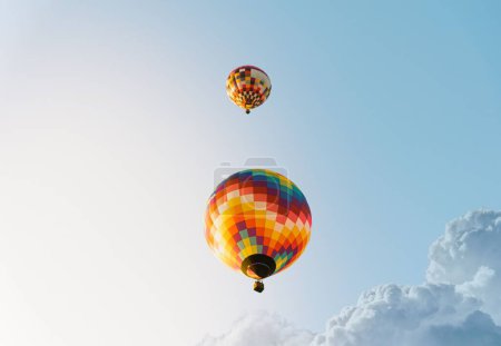 Téléchargez les photos : Un plan à angle bas des ballons d'air chaud colorés volant dans le ciel bleu - en image libre de droit