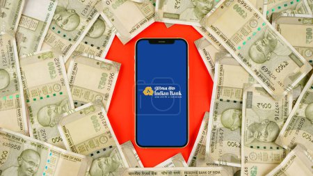 Téléchargez les photos : Banque indienne sur l'écran du téléphone mobile, fond isolé - en image libre de droit