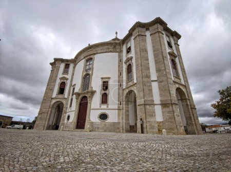 Téléchargez les photos : Un plan en angle bas du sanctuaire de l'église catholique du Seigneur de la pierre à Obidos, Portugal - en image libre de droit