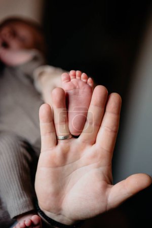 Téléchargez les photos : Gros plan du père tenant l'orteil du nouveau-né - en image libre de droit