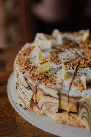 Téléchargez les photos : Plan rapproché d'un délicieux gâteau au fromage sur une table en bois dans un restaurant - en image libre de droit