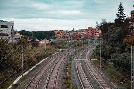 Foto de Las vías del tren durante el día bajo un cielo azul - Imagen libre de derechos