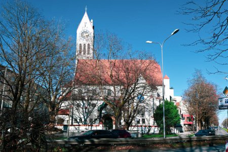 Foto de La fachada de la iglesia evangélica Erloserkirche en Munich, Alemania. - Imagen libre de derechos