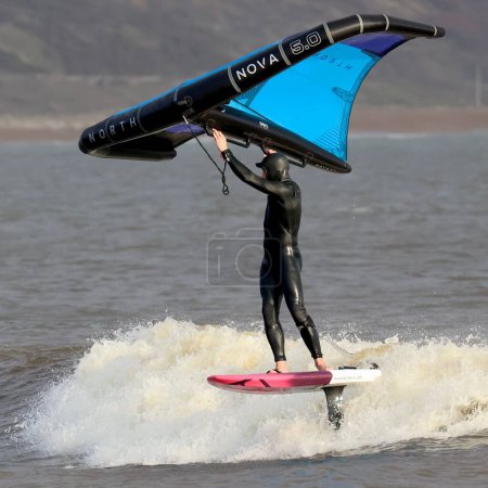 Foto de Una persona windsurf cerca de Avon Beach, Mudeford, Dorset, Inglaterra - Imagen libre de derechos