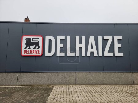 Foto de Logotipo y marca de Delhaize en la pared del supermercado en Hamont, Bélgica - Imagen libre de derechos