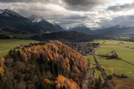 Téléchargez les photos : Vue aérienne d'une forêt d'automne sur fond de montagnes rocheuses envoûtantes - en image libre de droit