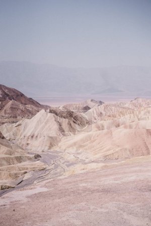 Téléchargez les photos : Un plan vertical de Zabriskie Point dans le parc national Death Valley, Californie, États-Unis. - en image libre de droit