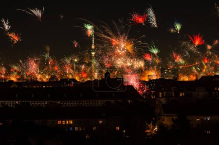 Téléchargez les photos : Une vue du paysage urbain nocturne avec des feux d'artifice sur le ciel sombre - en image libre de droit