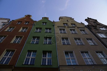 Foto de Una foto de bajo ángulo de edificios coloridos en Long Market en Gdansk, Polonia - Imagen libre de derechos