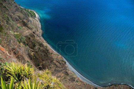 Téléchargez les photos : Une vue aérienne d'un lac contre des falaises rocheuses couvertes d'arbustes verts - en image libre de droit