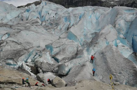 Foto de Un grupo de personas escalando una montaña en un glaciar - Imagen libre de derechos