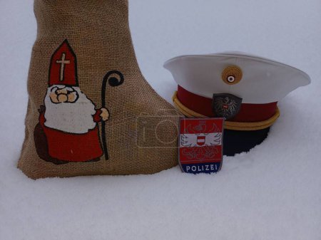 Foto de Un primer plano de un icono de la policía austriaca y una gorra colocada en la nieve - Imagen libre de derechos