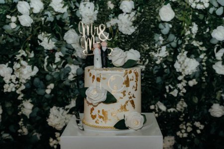 Téléchargez les photos : Gâteau de mariage d'or et de crème avec M. et Mme gâteau topper - en image libre de droit