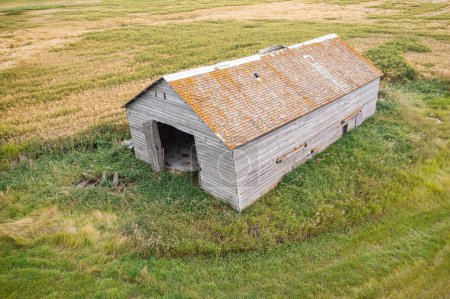 Foto de Una antena de una antigua granja de madera abandonada en praderas canadienses - Imagen libre de derechos