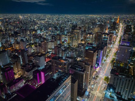 Foto de Una toma aérea de Sao Paolo, Brasil por la noche con edificios ilustrados y calles - Imagen libre de derechos