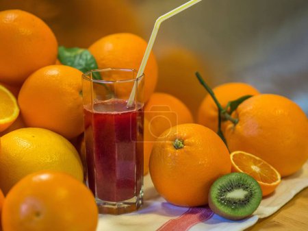 Foto de Un primer plano de un vaso de jugo de frutas con naranjas. - Imagen libre de derechos