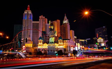 Téléchargez les photos : Une longue exposition de Vegas Lumières avec New York hôtel et Casino la nuit aux États-Unis - en image libre de droit