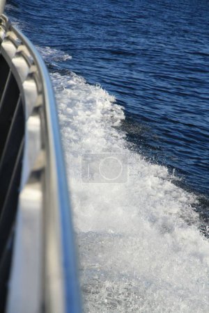 Téléchargez les photos : Un plan vertical d'éclaboussures d'eau blanche sur le bord d'un bateau - en image libre de droit