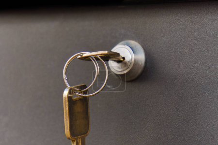 Téléchargez les photos : Gros plan des clés placées dans une boîte aux lettres - en image libre de droit
