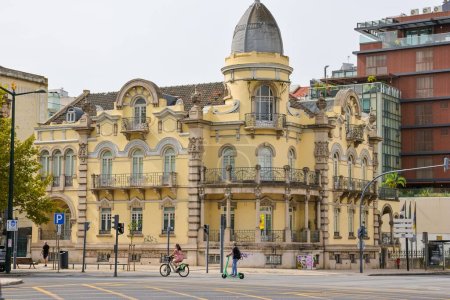 Téléchargez les photos : Architecture des bâtiments dans le quartier historique de Campo Pequeno à Lisbonne - en image libre de droit