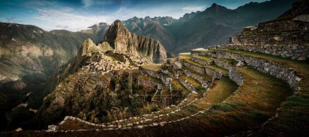 Téléchargez les photos : Vue panoramique des formations rocheuses entre les montagnes - en image libre de droit
