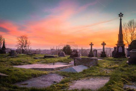 Téléchargez les photos : Le cimetière au coucher du soleil à Middleton, Royaume-Uni - en image libre de droit