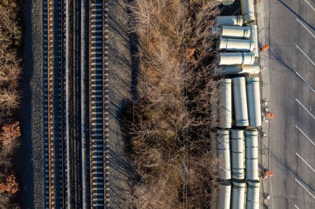 Téléchargez les photos : Vue aérienne des voies ferrées avec tuyaux et tubes de construction - en image libre de droit