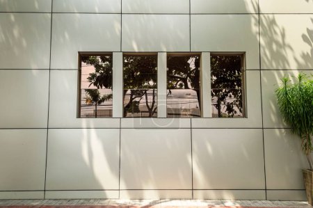 Foto de Una ventana de cristal en las paredes grises de la fachada del edificio en la ciudad de Belo Horizonte, Brasil - Imagen libre de derechos