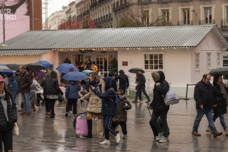Téléchargez les photos : Décembre, 4,2022-Les commerçants de Noël à Madrid un jour de pluie - en image libre de droit