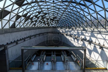 Foto de La entrada a la estación de metro Bikas Park en la línea 4 en Budapest, Hungría - Imagen libre de derechos