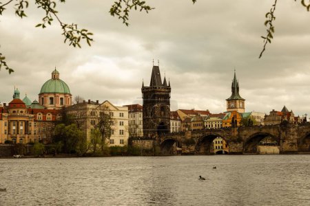 Téléchargez les photos : Pont Charles traversant la rivière Vltava avec la ville en arrière-plan, Prague, République tchèque - en image libre de droit