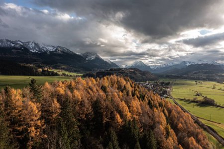 Téléchargez les photos : Vue aérienne d'une forêt d'automne sur fond de montagnes rocheuses envoûtantes - en image libre de droit