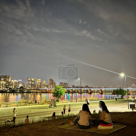 Téléchargez les photos : Han River est simple, agréable, la nuit est la meilleure - en image libre de droit