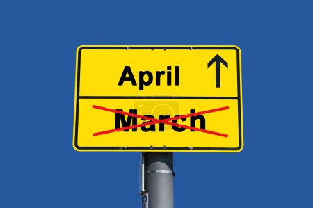 Foto de Signo amarillo con letras negras. Por debajo de la palabra marzo tachado en rojo y por encima de ella la palabra abril con una flecha. - Imagen libre de derechos