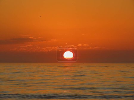 Foto de Una impresionante vista al amanecer con el cielo naranja sobre el océano en Florida - Imagen libre de derechos