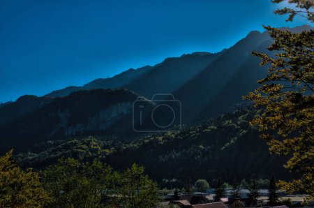 Foto de Un hermoso paisaje de montañas en follaje verde - Imagen libre de derechos