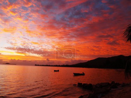 Téléchargez les photos : La belle vue sur le ciel rougeâtre brillant au coucher du soleil sur la mer. - en image libre de droit